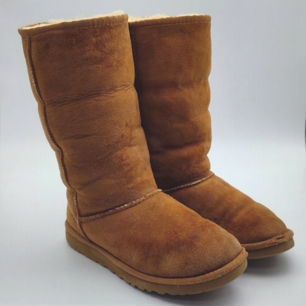 UGG Tall Leather Boot in Tan 🤎 Size 5